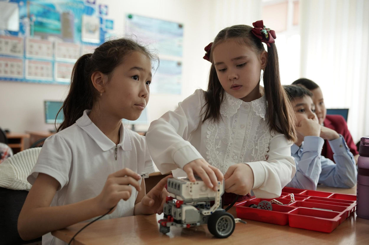 Девочки собирают робота LEGO на занятии